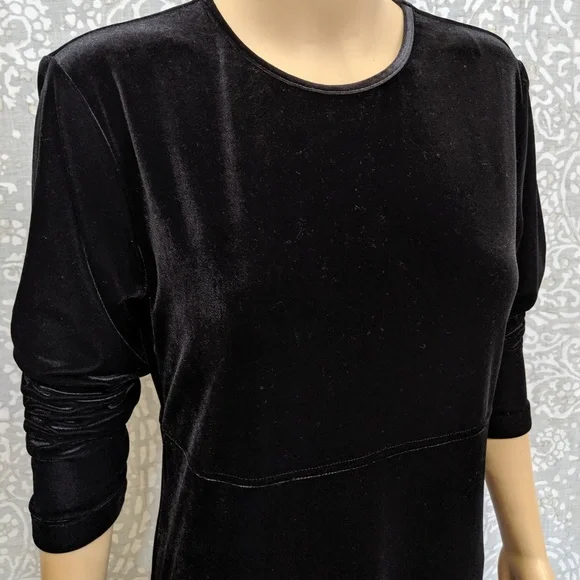 Holiday Ready Black Long Sleeve Velvet Velour Dress - Picture 5 of 7